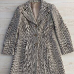 Lightweight wool beige with slightly darker lines